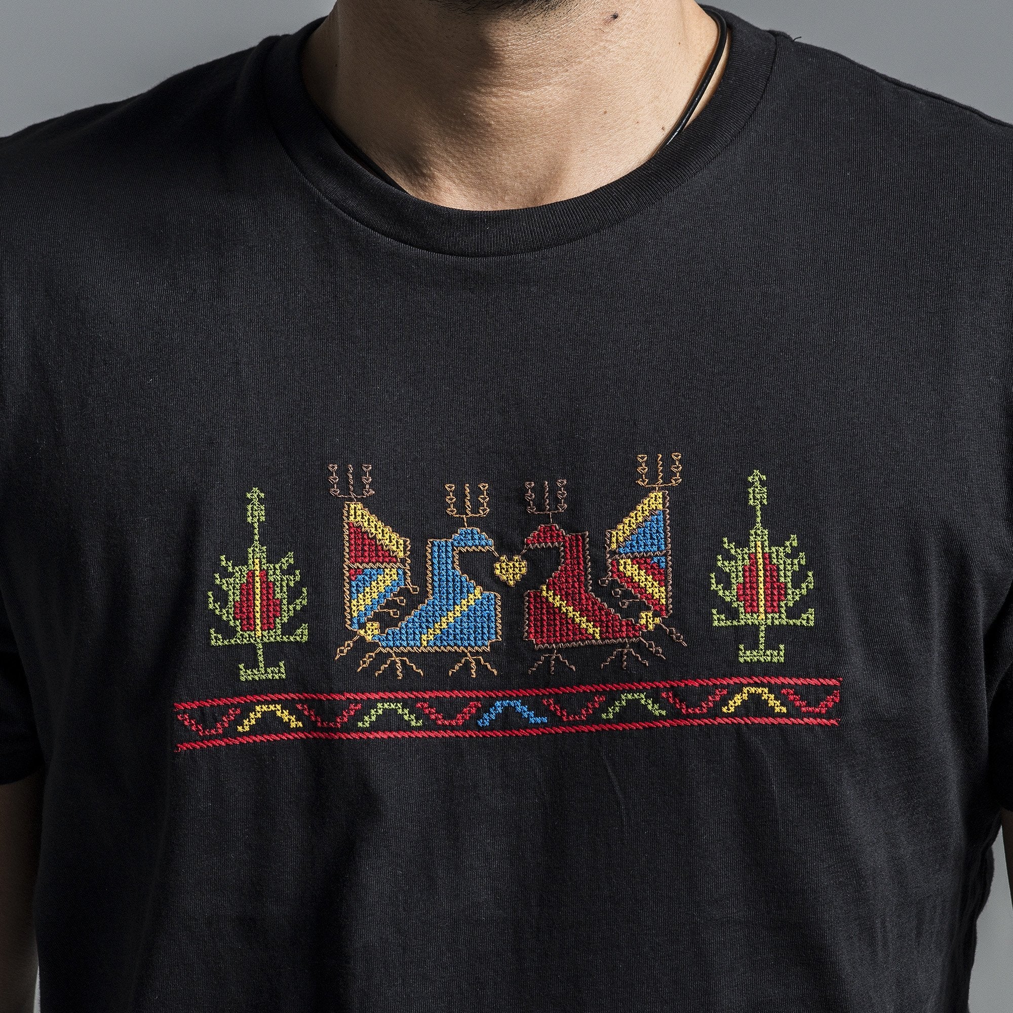 Черна мъжка тениска бродирана с шевица "Петли" от Везба