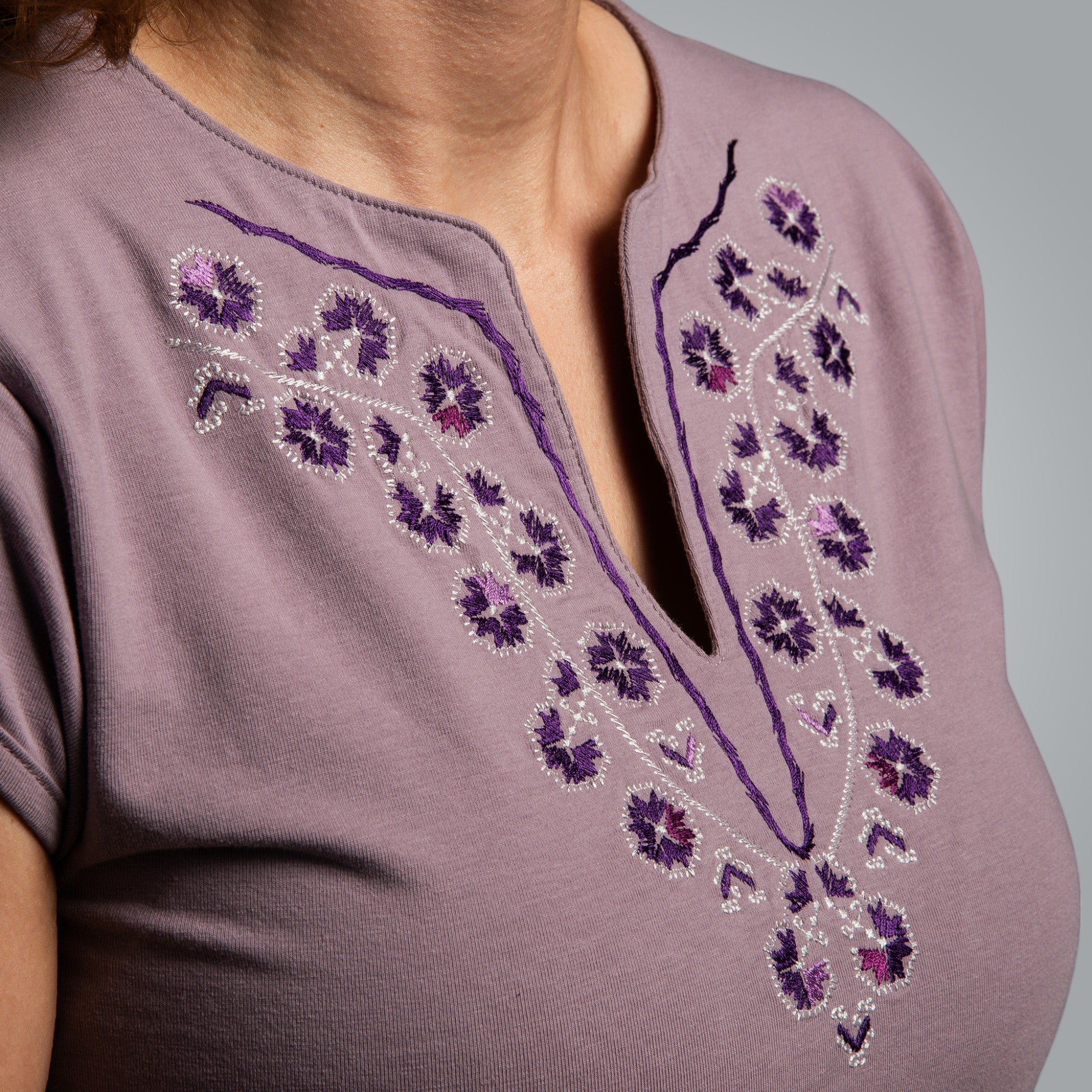 Тениска с V-деколте "Начало"