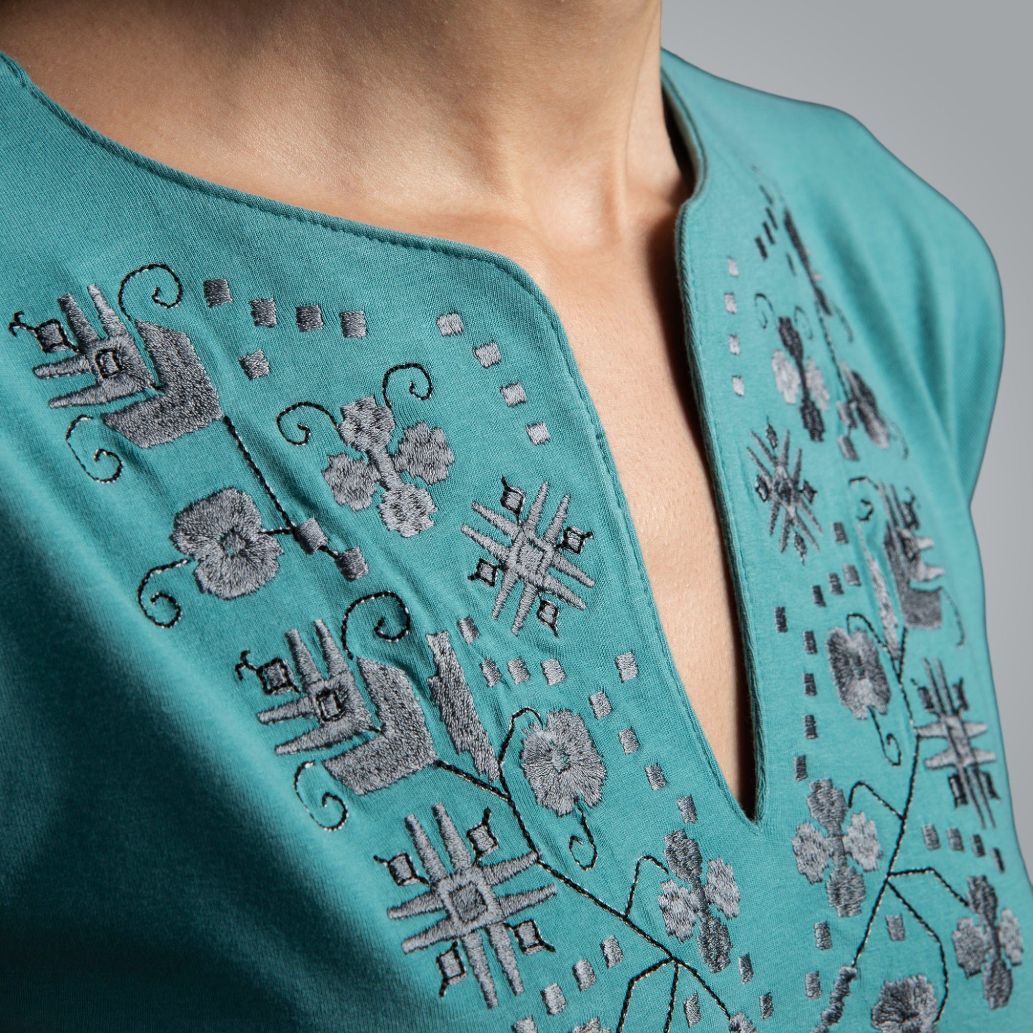 Тениска с V-деколте "Тракийска"