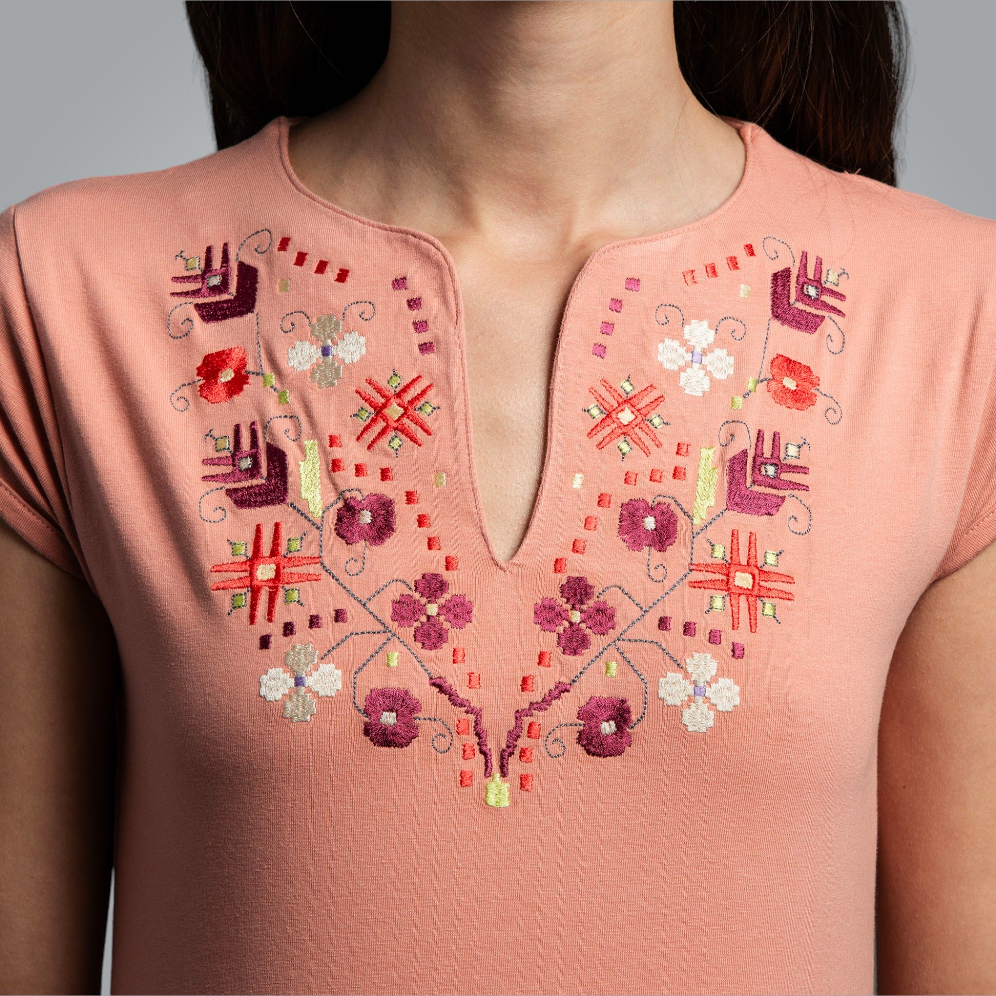 Тениска с V-деколте "Тракийска"