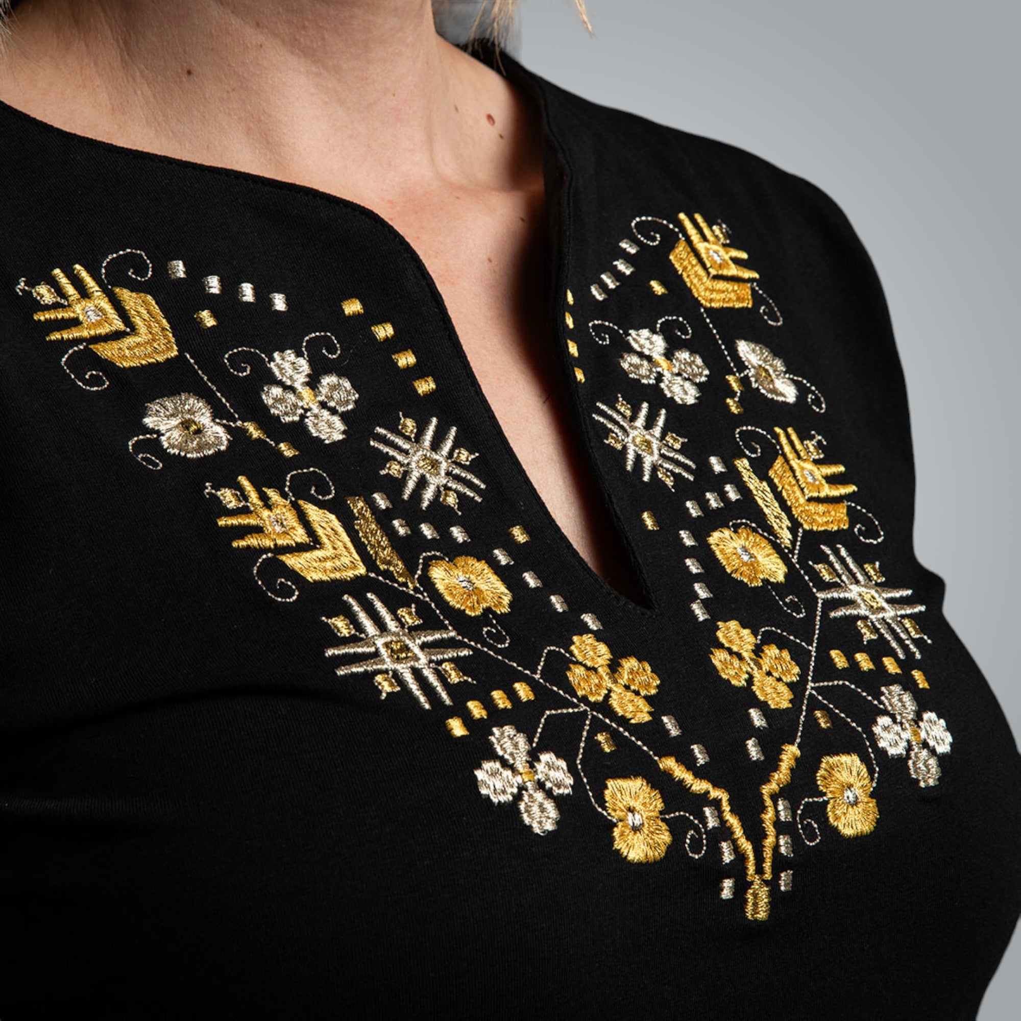 Тениска с V-деколте "Тракийска"