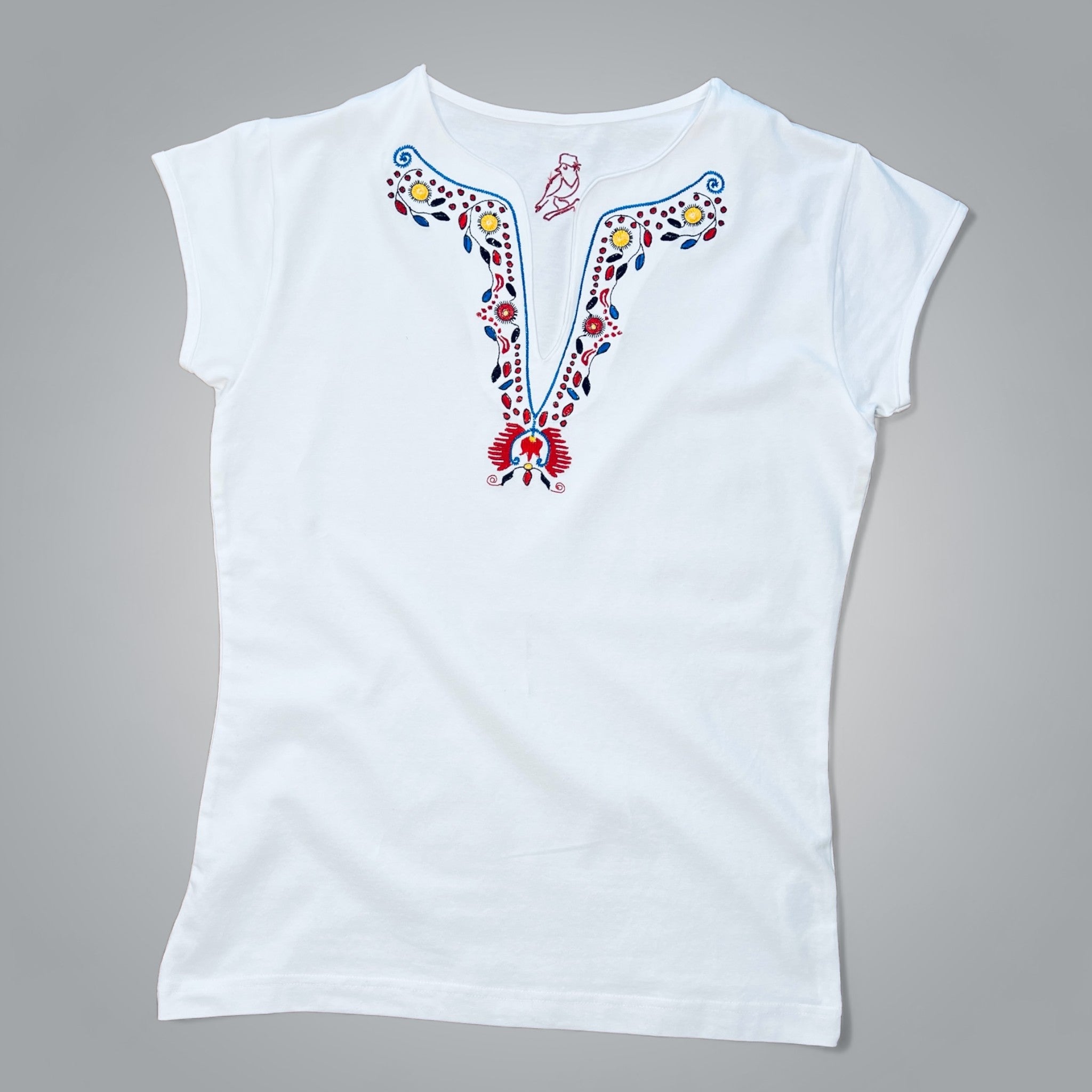 Тениска с V-деколте "Плодородие" в бяло
