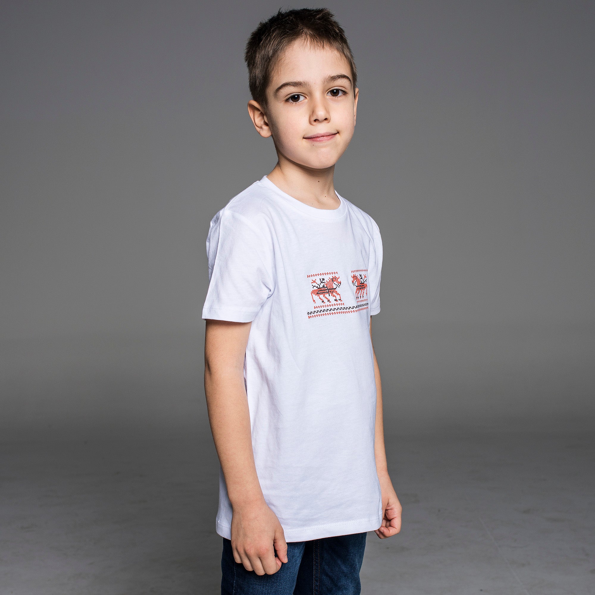 Детска тениска бродирана с шевица "Кончета" от Везба