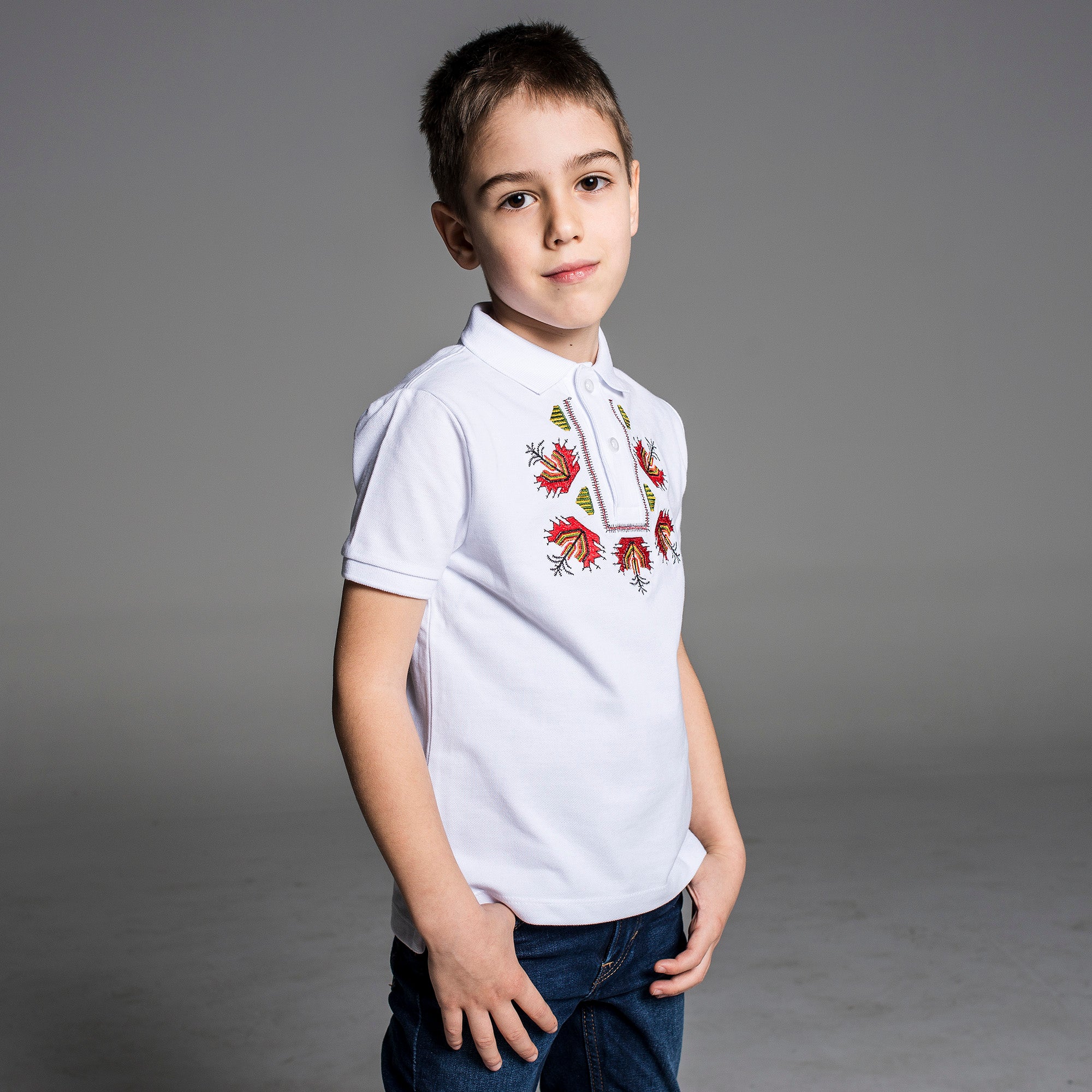 Детска тениска с яка бродирана с шевица "Китка" от Везба