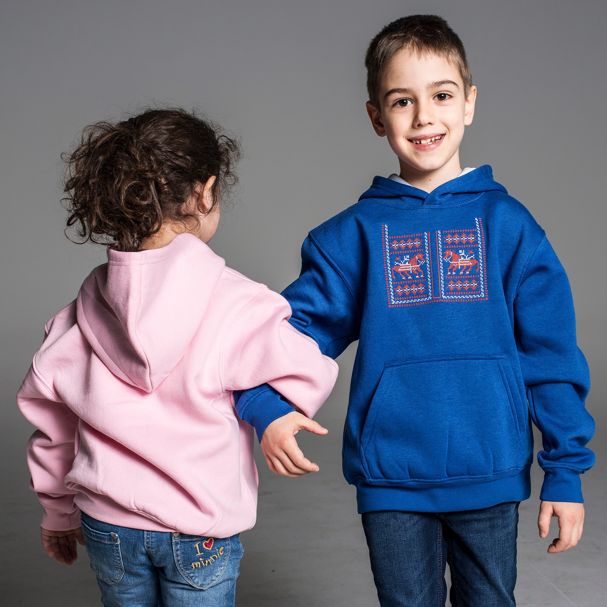 Детска блуза с качулка бродирана с шевица "Кончета" от Везба