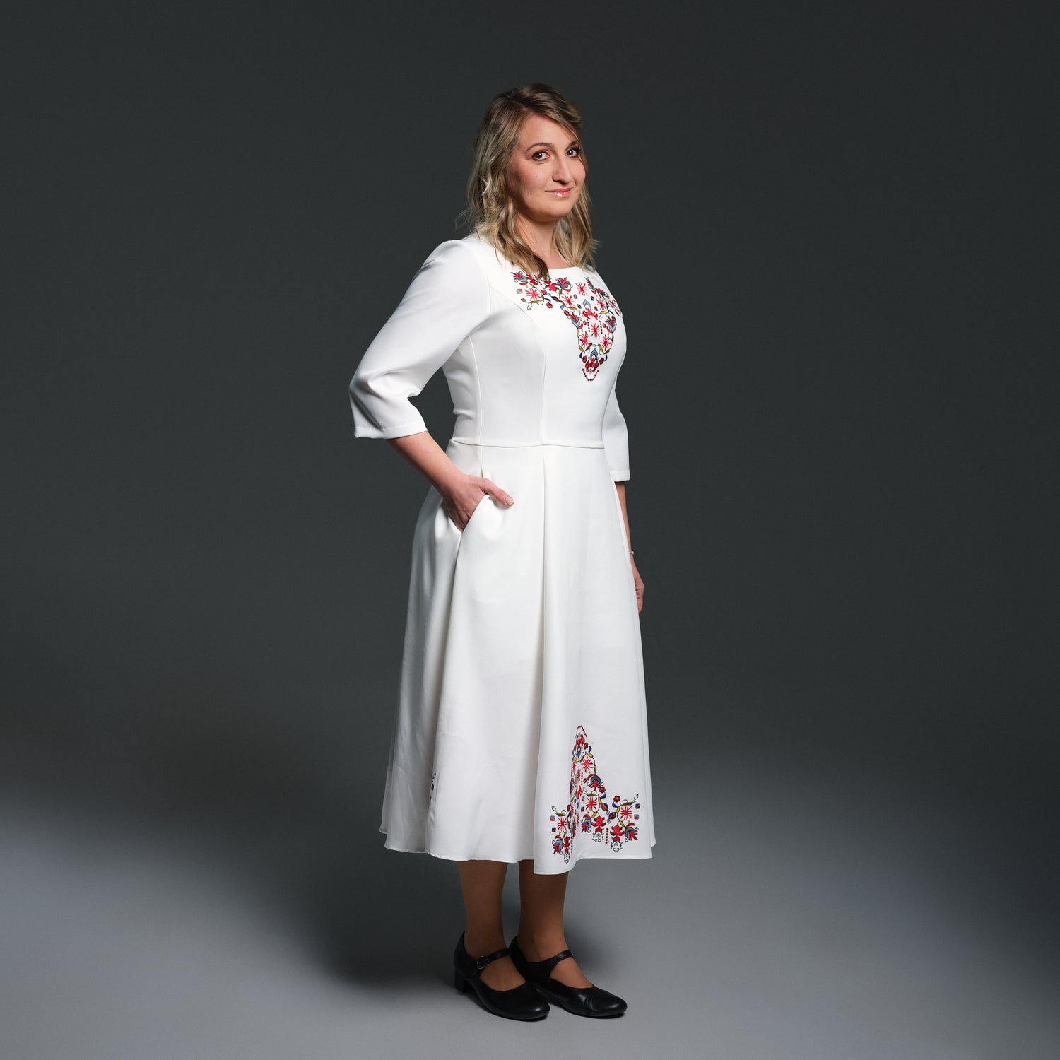Рокля с ръкави със самоковска шевица