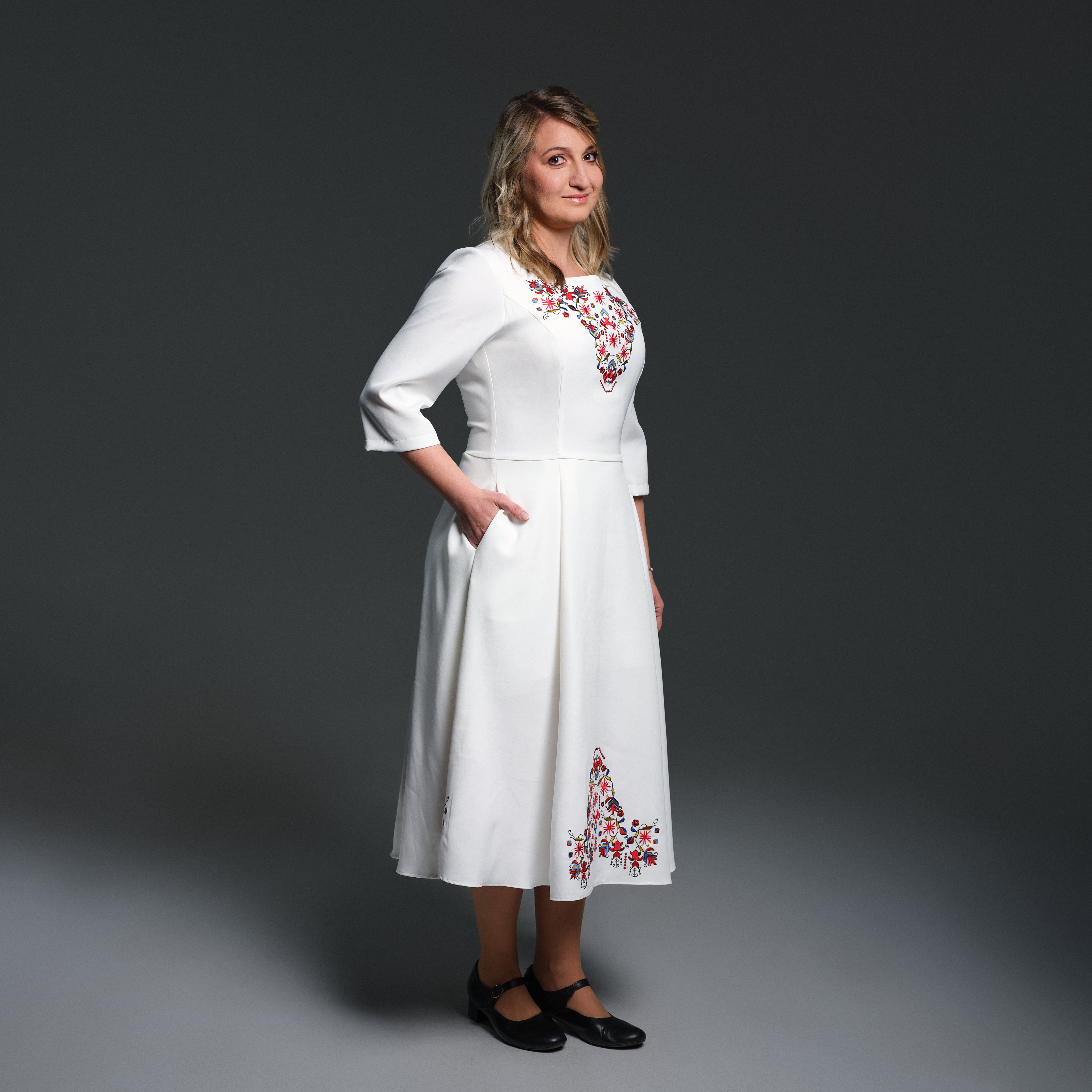 Рокля с ръкави със самоковска шевица
