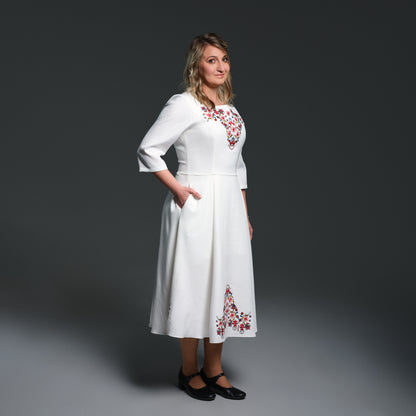 Рокля с ръкави със самоковска шевица