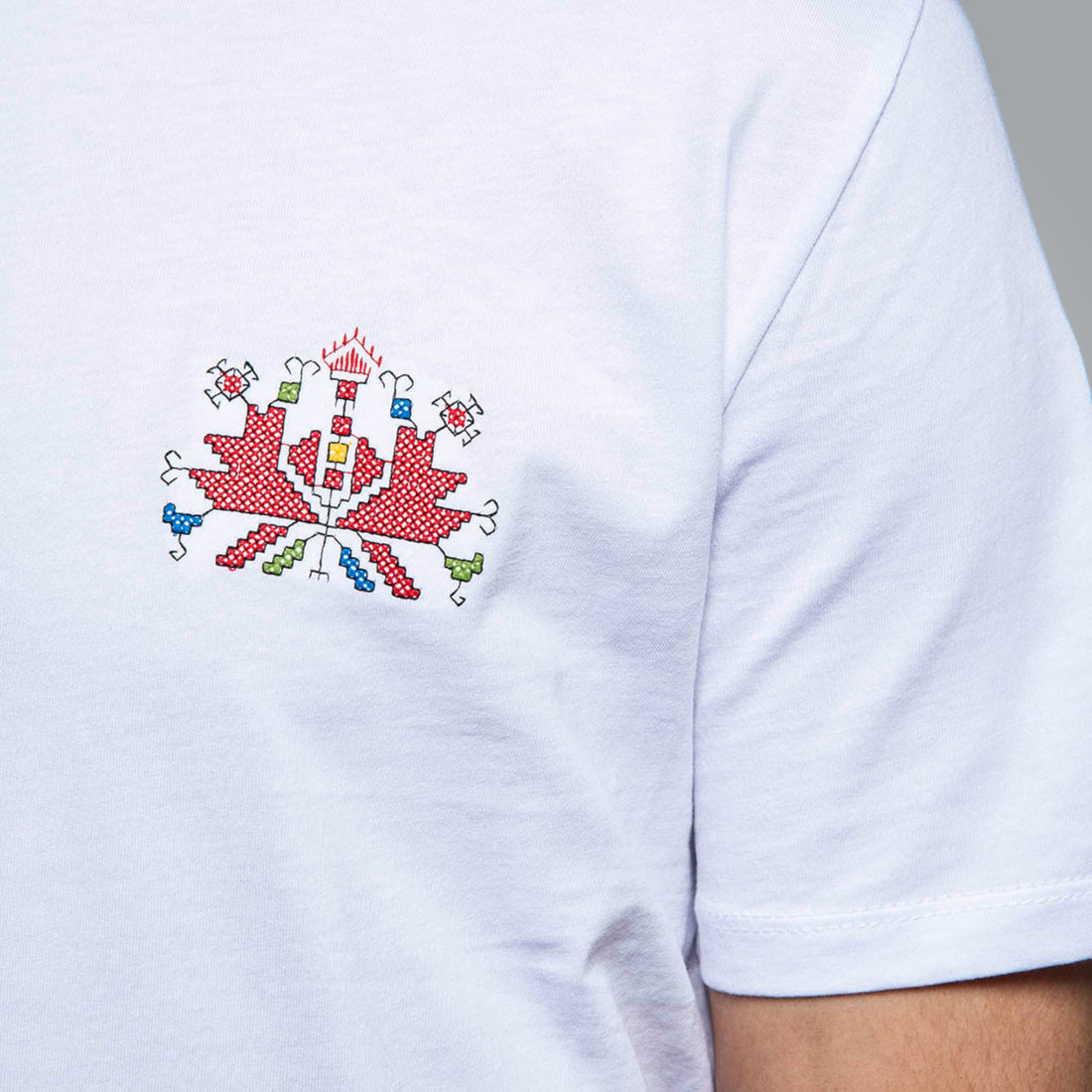 T-shirt embroidered with embroidery detail &quot;I am&quot; 