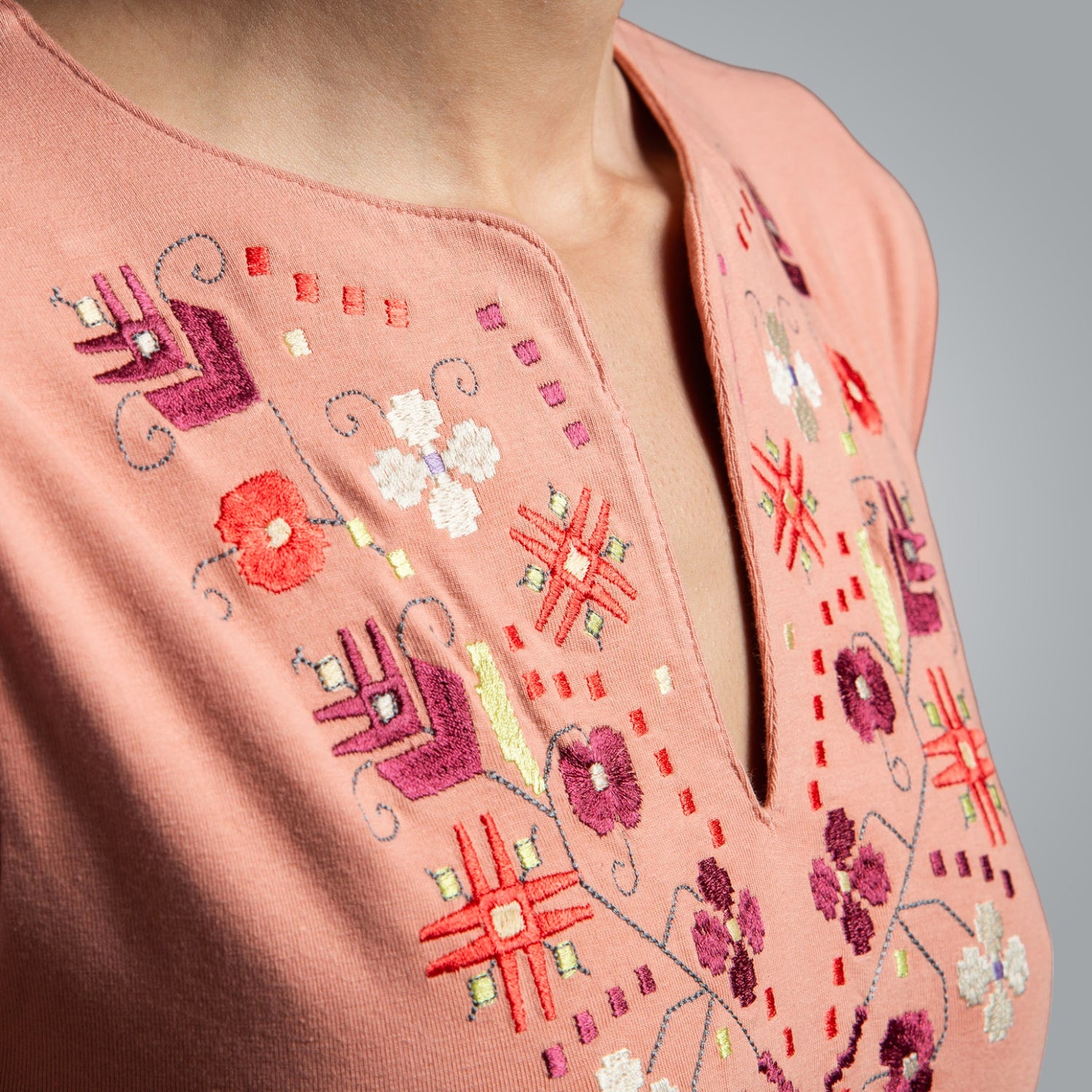 Тениска с V-деколте &quot;Тракийска&quot;