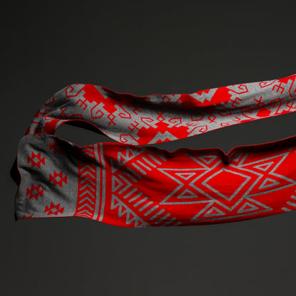 Червено-сивият шал "Елбетица", разстлан на тъмен фон