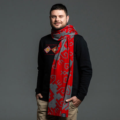 Мъж с червено-сивия шал "Елбетица", увит около врата