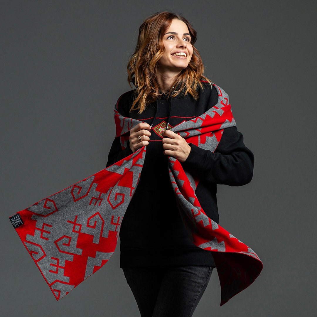 Жена развява червено-сивия шал "Елбетица"