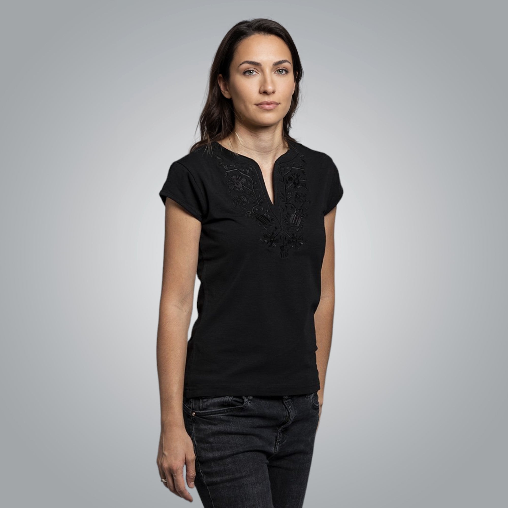 Черна тениска с V-деколте "Дърво на живота" с ахроматична черна бродерия, близък план на торса