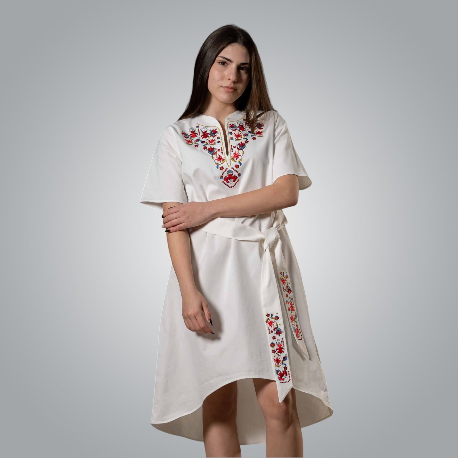 Бяла туника със Самоковска шевица и колан, бродирана в червено и синьо