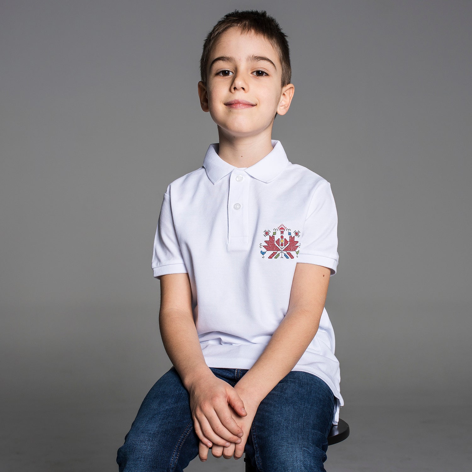 Детска тениска с яка бродирана с детайл от шевица &quot;Аз съм&quot; от Везба