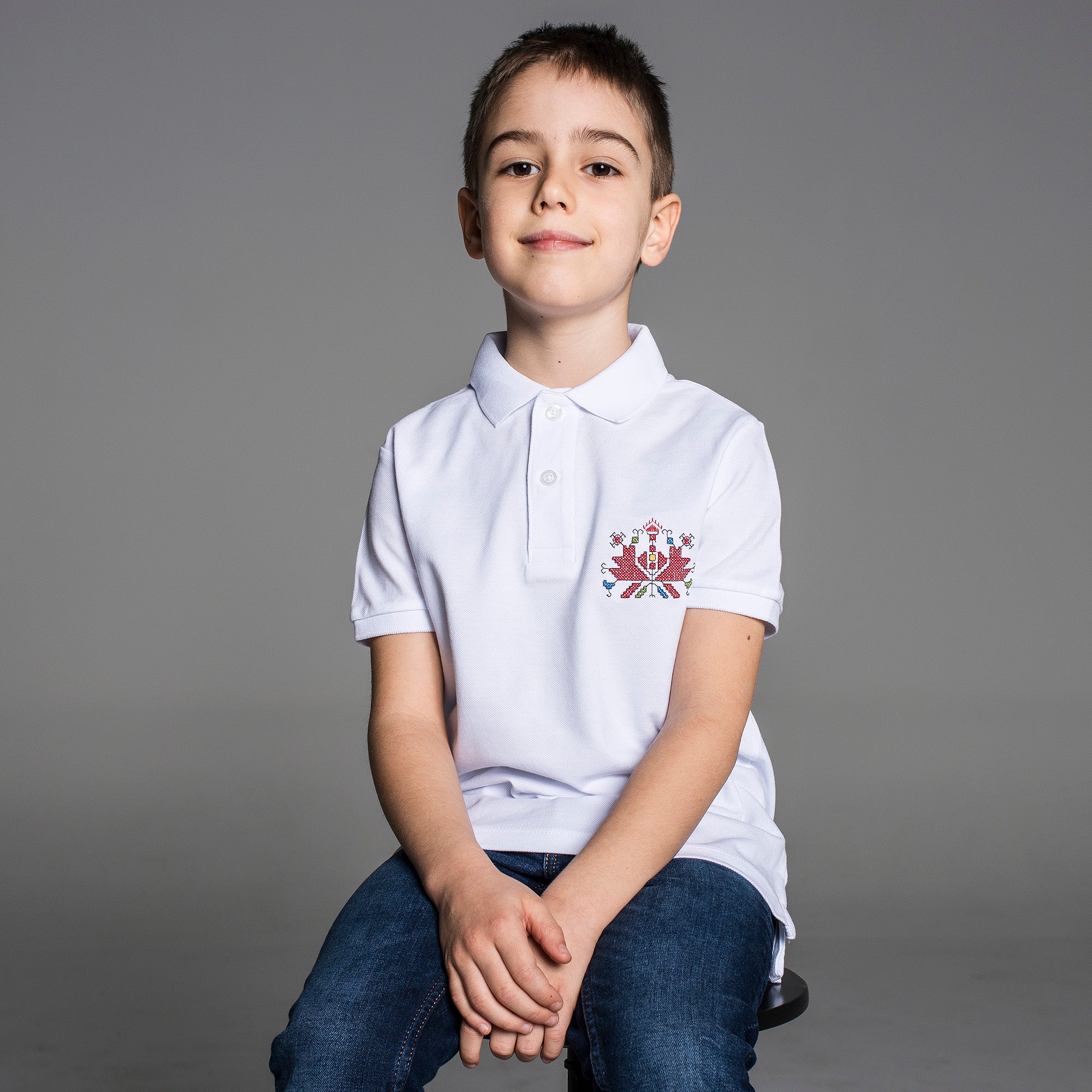 Детска тениска с яка бродирана с детайл от шевица &quot;Аз съм&quot; от Везба